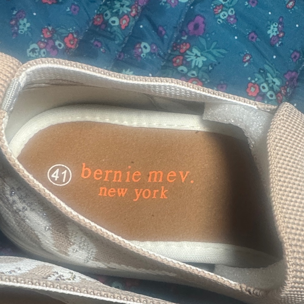 NWOT bernie mev. New Patterned Slip-Ons SZ 41 EU SZ 10-10.5 US with memory foam - Picture 4 of 7
